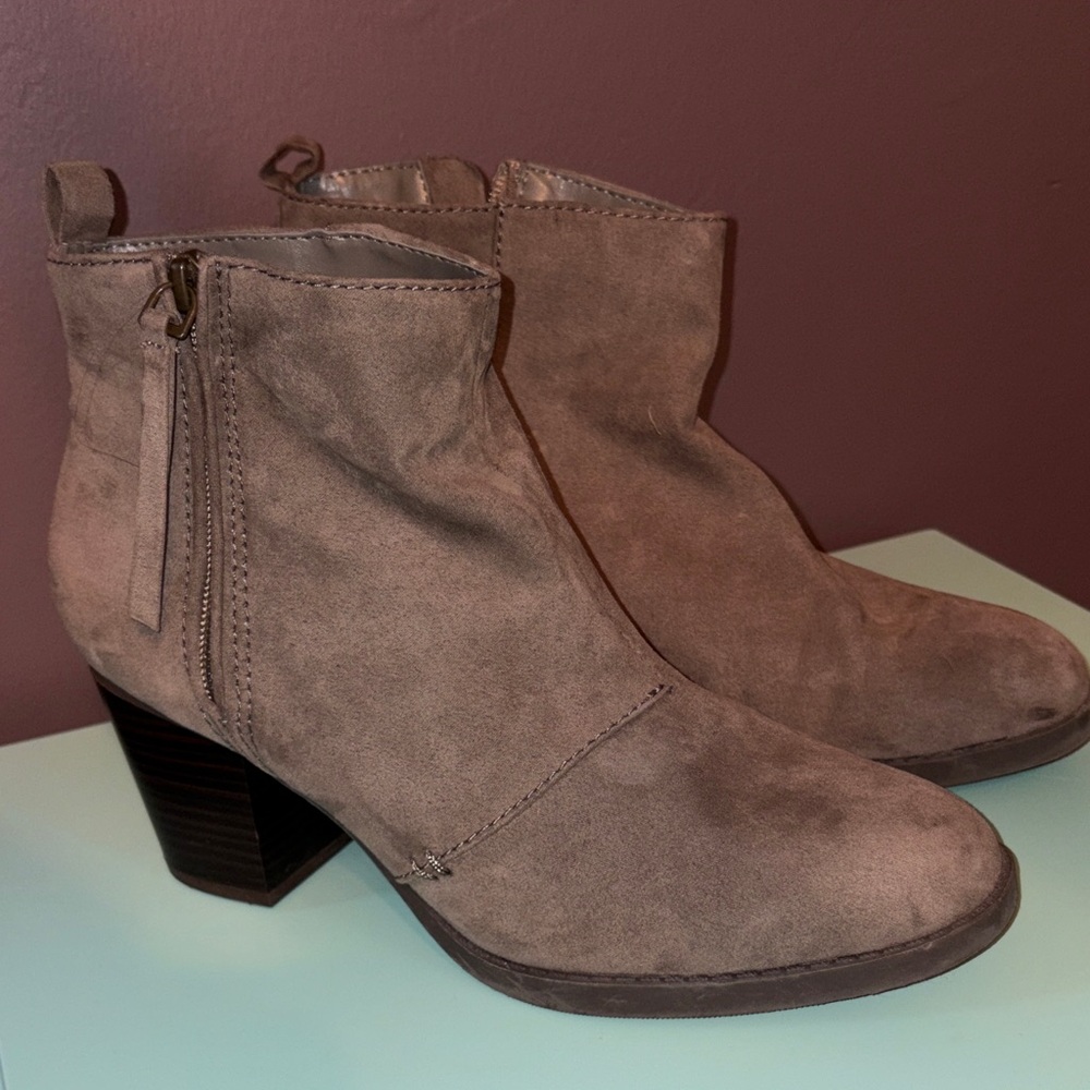 Women's Suede Ankle Boots - Grey. Size 9